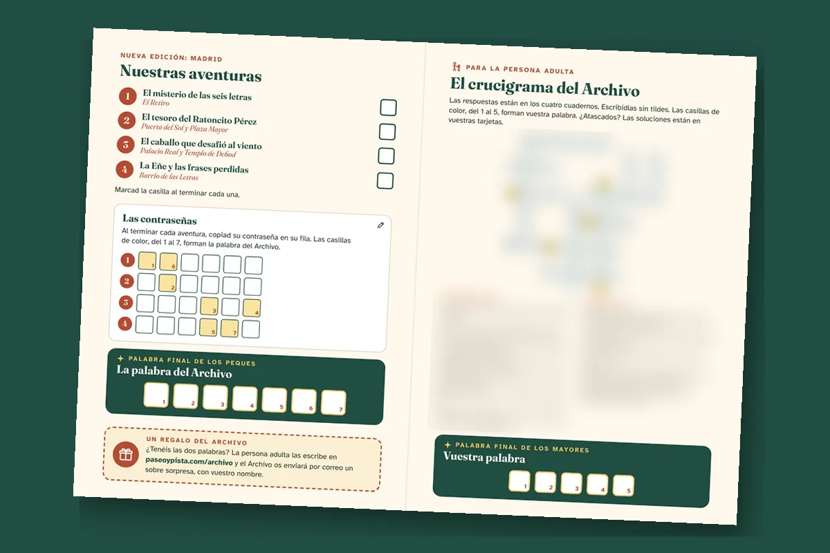 El mapa-tablero de Misterios del centro sobre fondo verde: las cuatro aventuras, la rejilla de contraseñas y el crucigrama de los mayores, desenfocado para no desvelar nada.