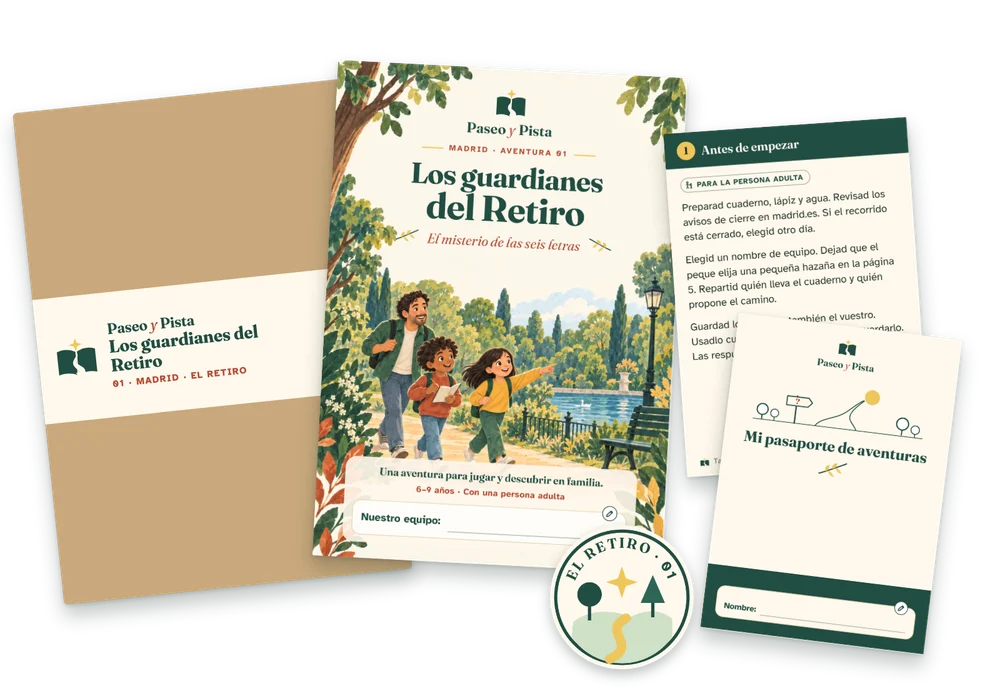 El pack completo: carpeta kraft con faja, cuaderno, una tarjeta de acompañamiento, pasaporte y pegatina del Retiro.