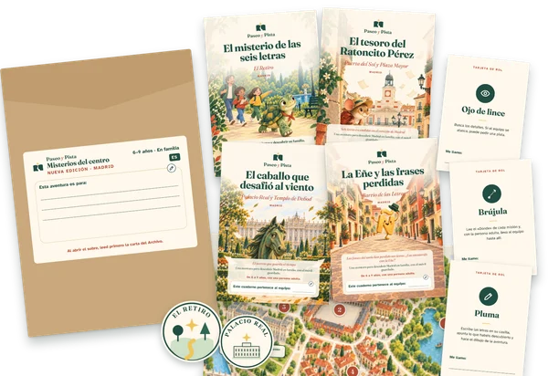 El pack Misterios del centro: el sobre kraft, los cuatro cuadernos, las tarjetas de rol y las pegatinas.