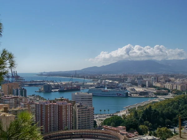 Vista del puerto y de la ciudad de Málaga.